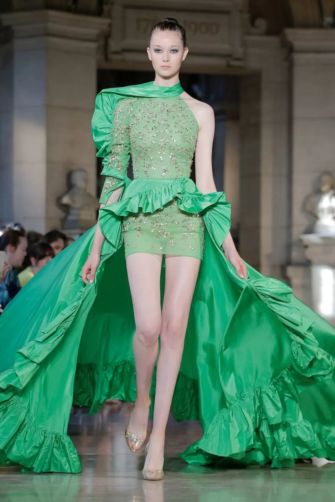 用超轻面料营造宴会优雅气质,为低裙摆增添量感与飘逸动感.