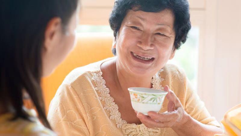 她将80岁婆婆送养老院 理由却是"割舍掉他人的期待,才能做出正确决定!