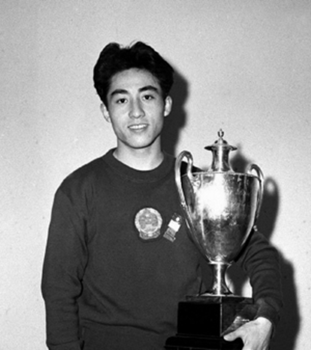 2,庄则栋 他是世界乒坛上一个传奇式的人物,中国体育史上一座永恒的