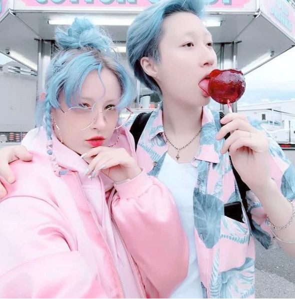 11月25日,小龙女吴卓林跟女友andi一同回港现身机场