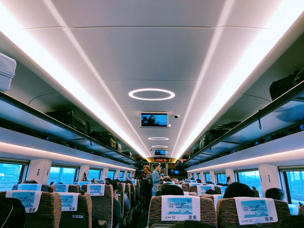 坐高铁去香港,海上两日游究竟好不好玩:游客多在打麻将