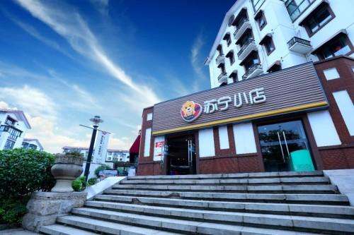 店成了线下零售的重要入口,天猫,苏宁,京东等巨头大举铺设新型便利店