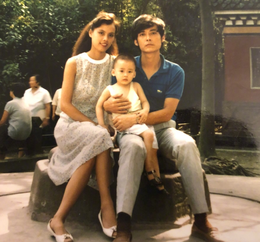 李易峰晒了全家福之后,调皮中透露自己的颜值__凤凰网