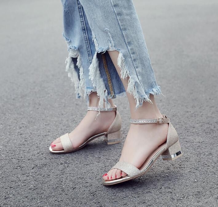 一字带露趾凉鞋,流畅的线条,尽显优雅女人的韵味