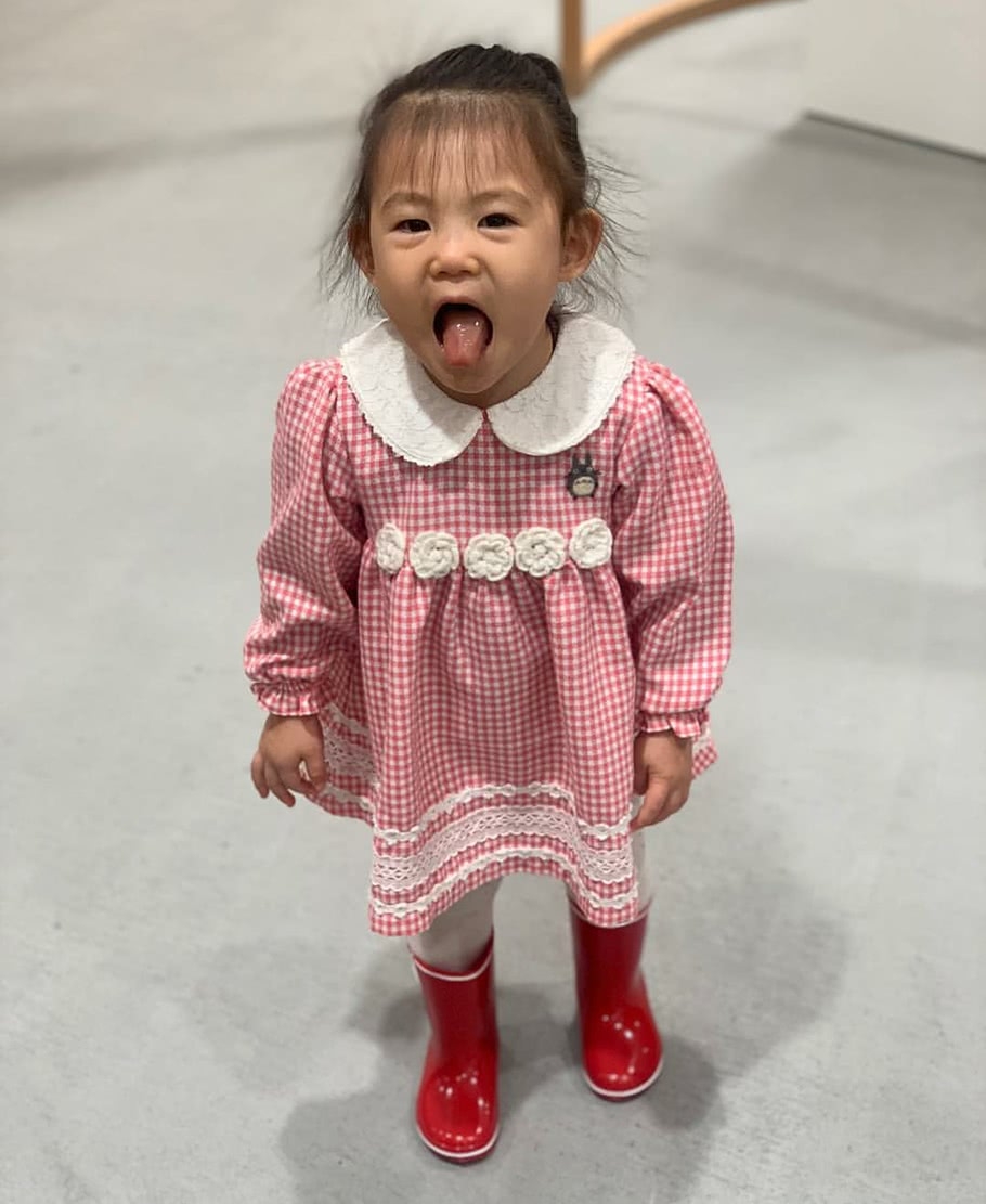 陈冠希晒女儿拿著大杯子喝水 新发型超有个性 | 寻梦新闻