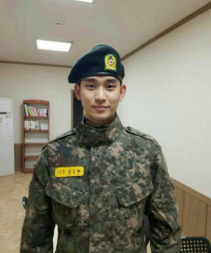 只见军队照片中的金秀贤,身着军装头戴军帽,不但帅气逼人,而且男人味