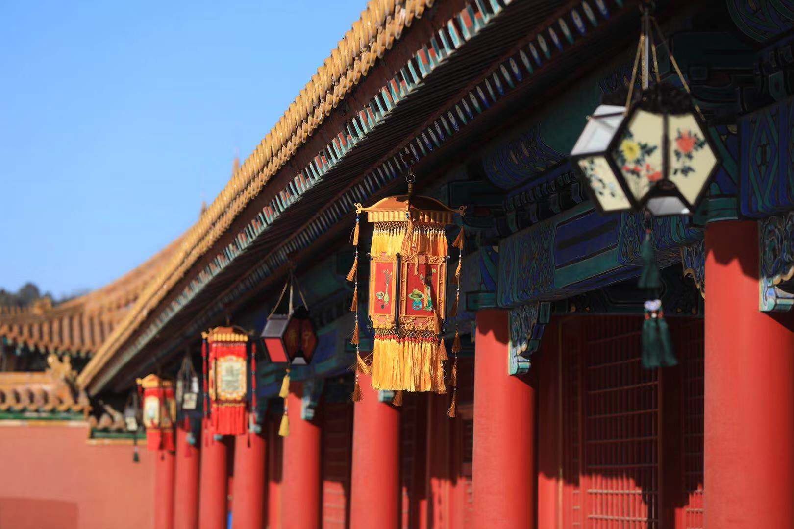 紫禁城里过大年故宫正挂宫灯贴门神