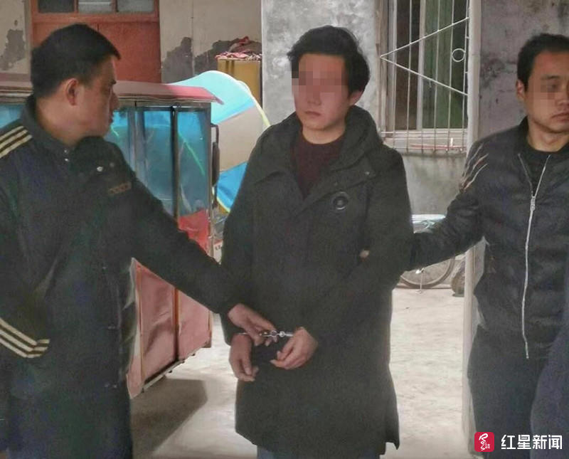 江油男子在ATM机上刚取了钱 抢匪刀架脖子抢走后直奔麻将馆__凤凰网