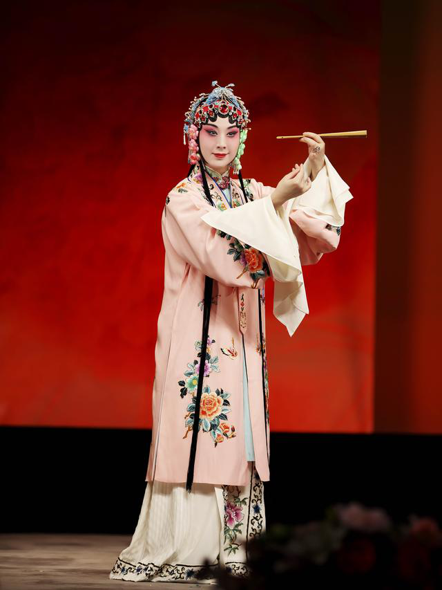 史依弘观众要进剧场京剧要小而美