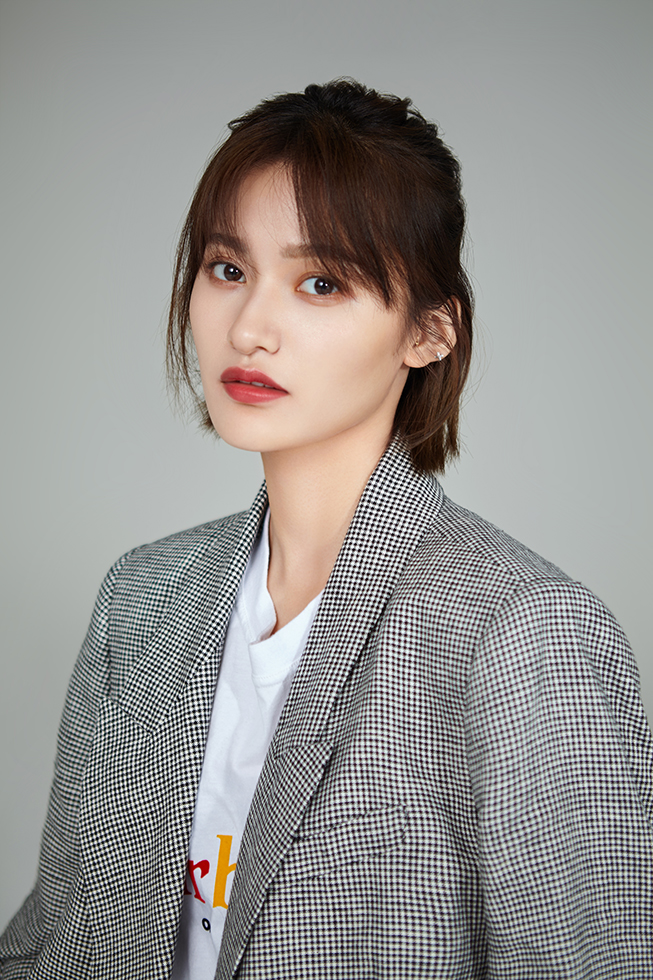 王美人曝光西装写真 复古质感look释放动人魅力