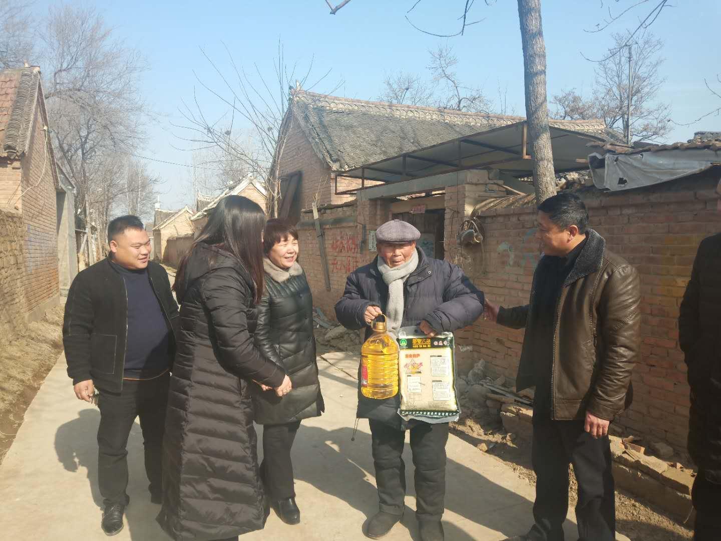 淮阳县安岭镇爱心涌动企业家张平慰问老党员