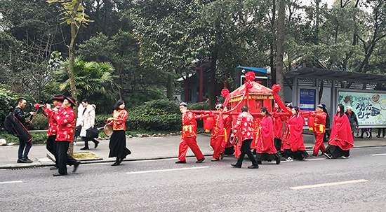 双流大街上出现古装版花轿迎亲__凤凰网