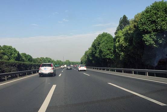 春节准备开车回家万一高速上碰到异物是躲还是撞