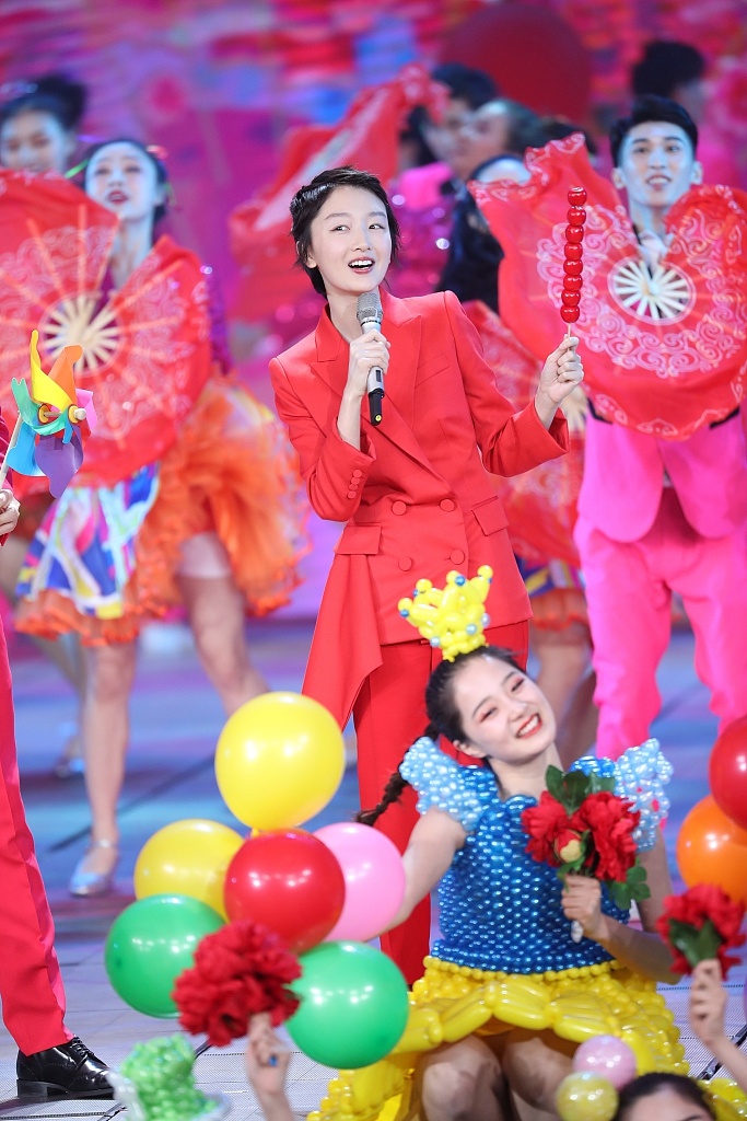 凤凰传奇,钟汉良,迪丽热巴,张艺兴,周冬雨表演歌舞《中国喜事》,活力