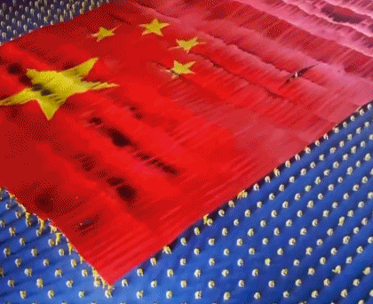 当时舟舟看着表演,只见两队人相对着跑在队伍中,他们共同持一块红布