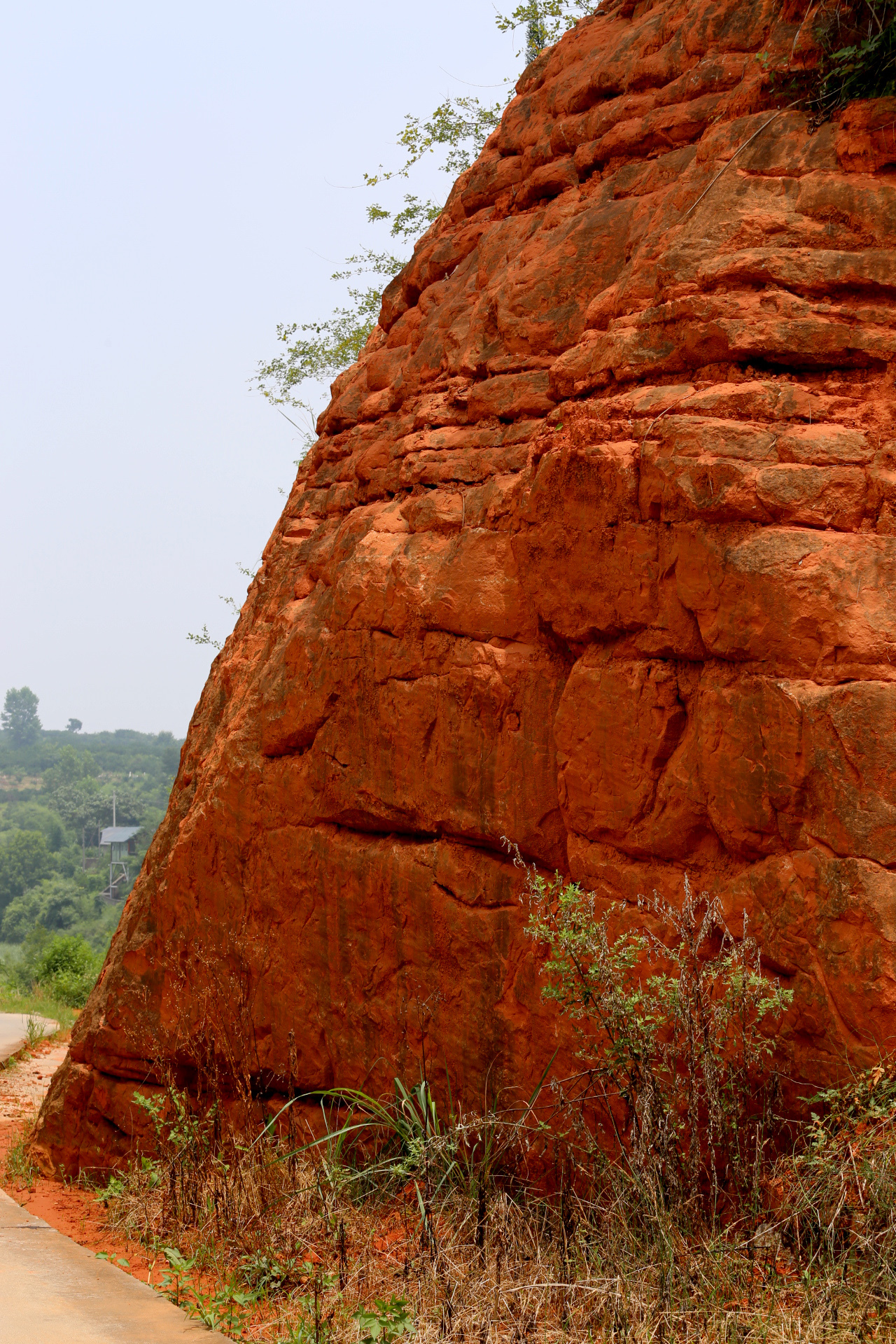 乡村见闻这个小村有一片丹霞丘岗红色岩石如城墙漂亮