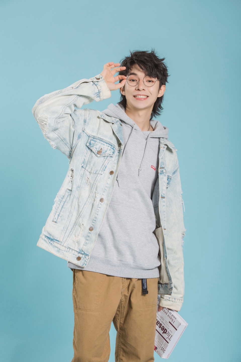 叶子铭曝光时尚写真金丝镜框造型展现时尚可塑性