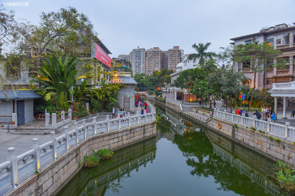 来 广州旅游,除了高楼林立,灯火璀璨的 花城广场,展现小桥流水,西关