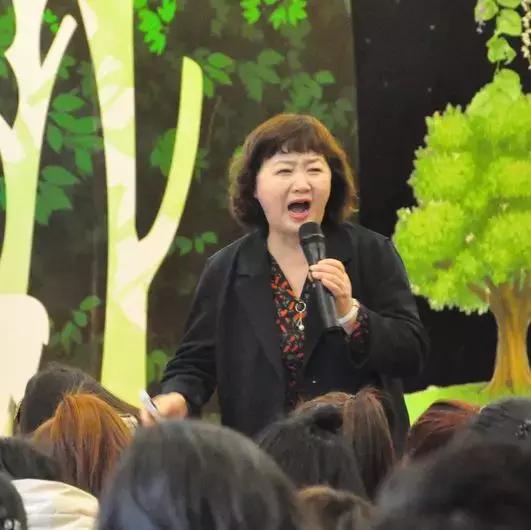 学习力就是核心竞争力,每年开学初阳光雨露的老师们都会相聚在培训会