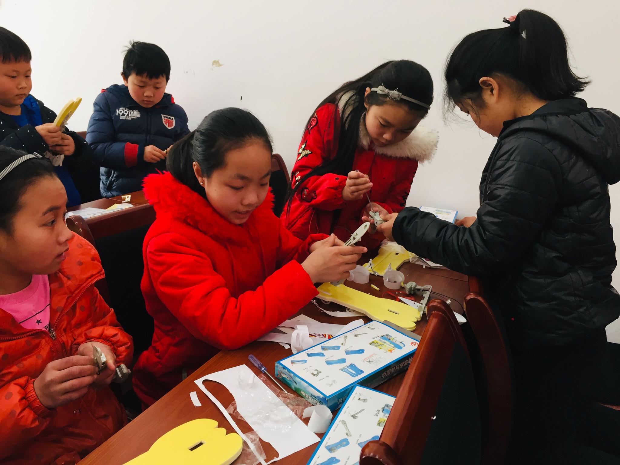 五宝社区开展青少年科技活动——空气动力快艇拼装
