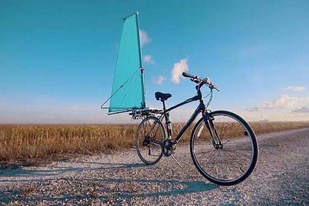 会玩的老外,给自行车装上风帆,让它随风而行!