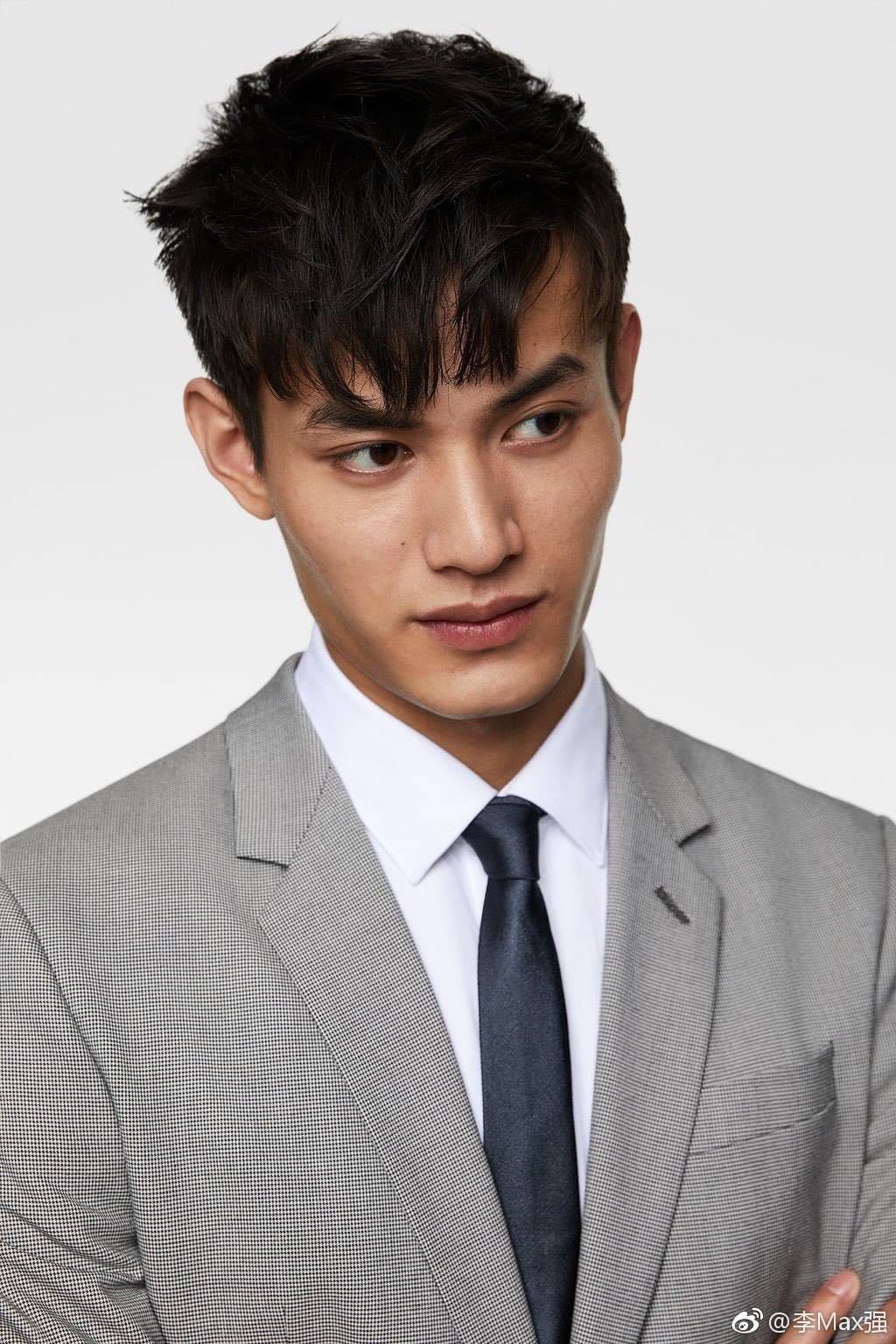 成熟男性的战场|2019阿玛尼秀场上的男模颜值真的都很ok