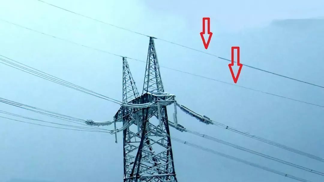 涨姿势:为什么高压输电塔最上方有两条不带电的导线,到底有什么用?