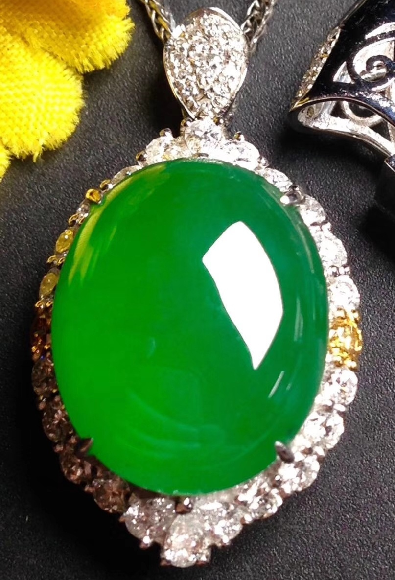 缅甸翡翠玉石在云南翡翠源头是不是买个切机切石就能发财