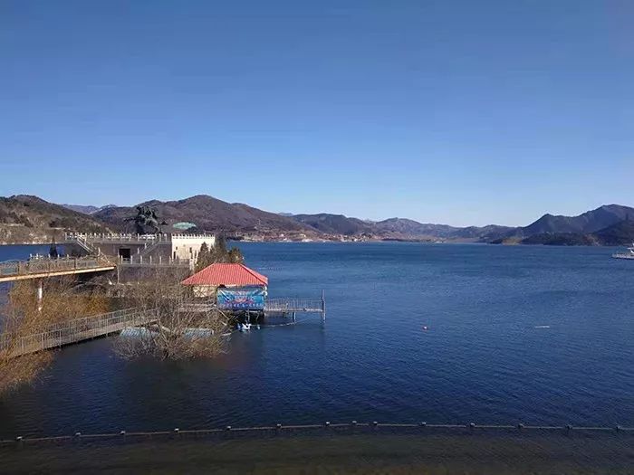 【地产板块】北京金海湖屡现超标排污 山水文园被罚款数十万