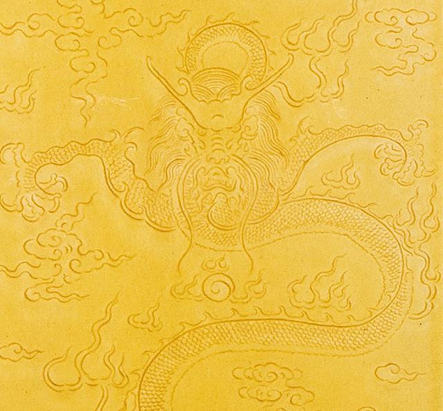 黄釉暗刻龙纹衔环象耳四方瓶