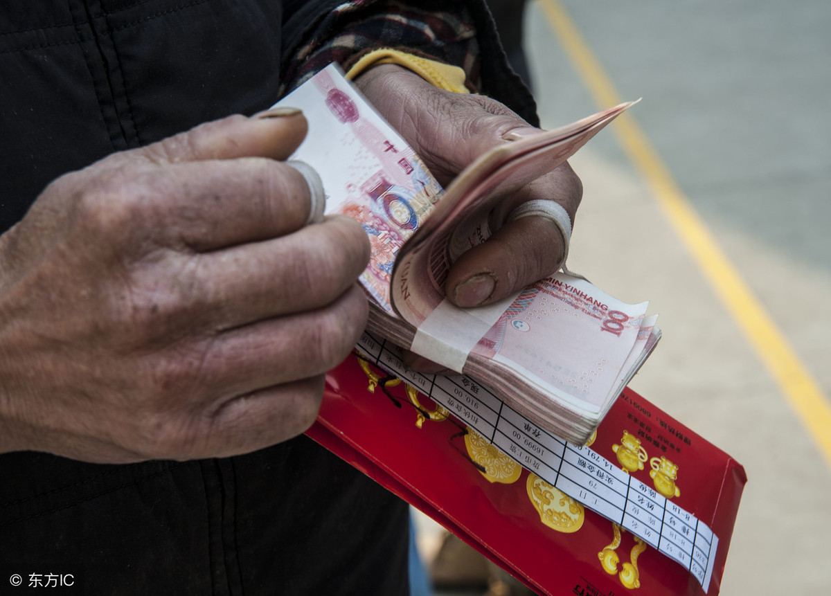 "4位农民工捡了近万元交给警察,齐声拒绝了老人的重谢