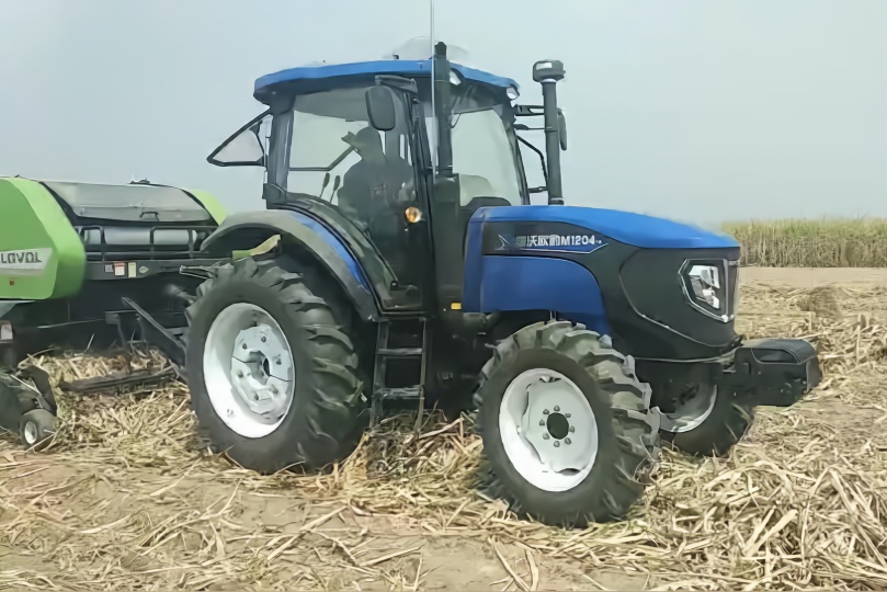 傣族农民用1204拖拉机带打捆机给甘蔗叶打捆甘蔗叶不用再焚烧了