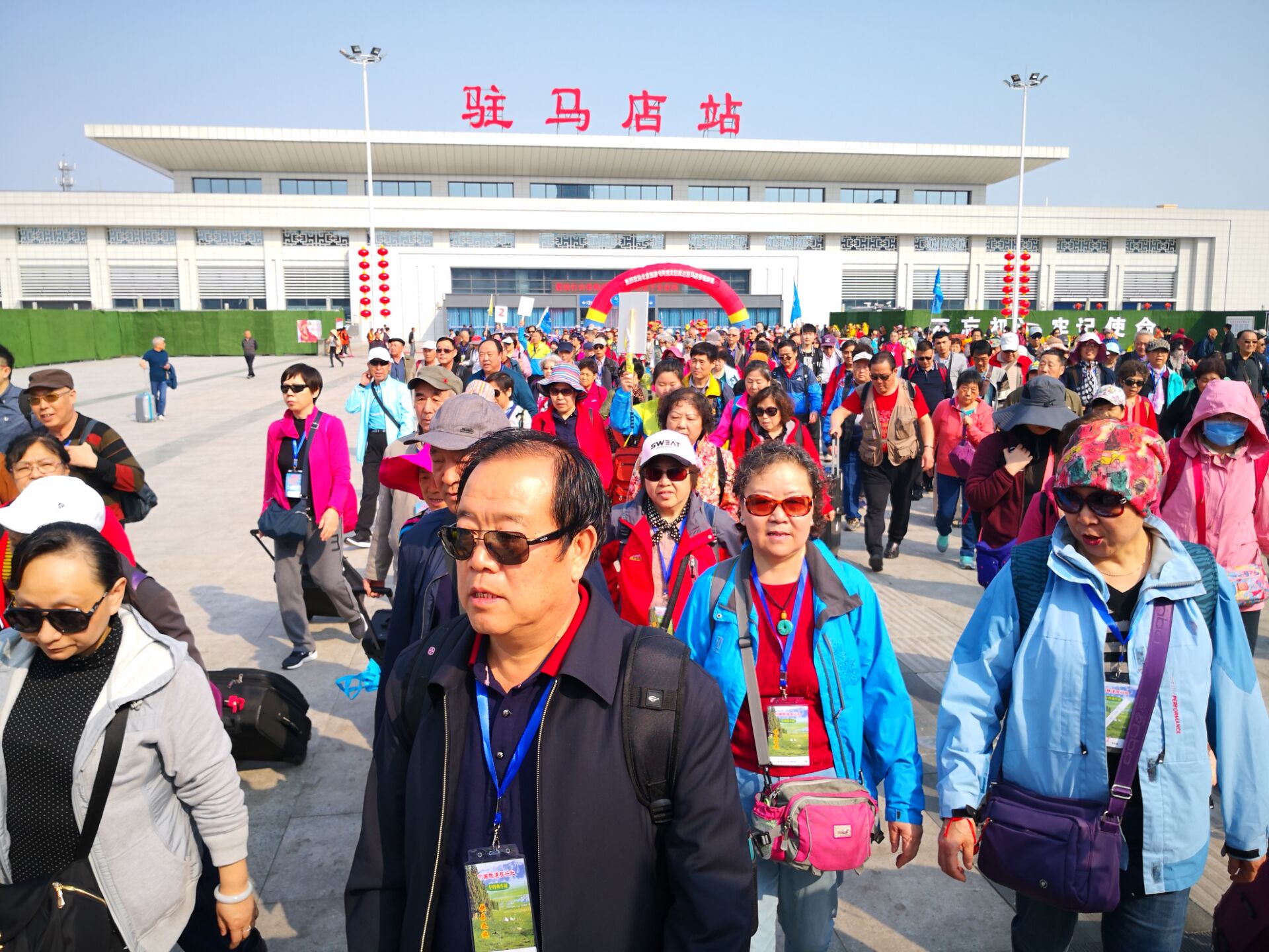 打開鳳凰新聞,查看更多高清圖片67當天上午,駐馬店火車站廣場上