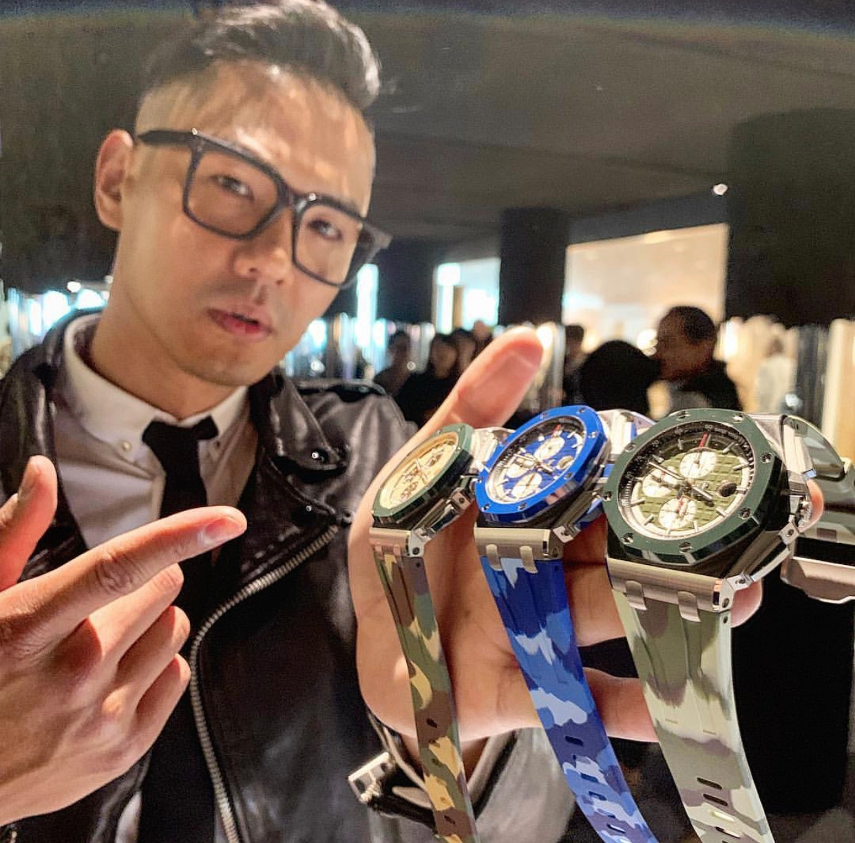 黑人陈建州不晒鞋子改晒手表各位爱表人士请注意