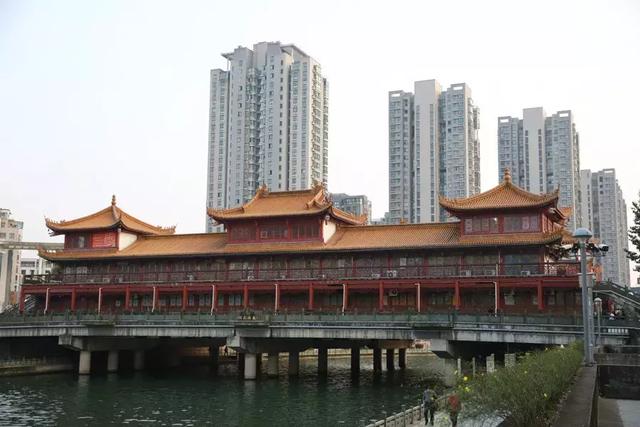 望江楼上老年棋友们在几轮厮杀之后,拿起保温杯呷了一口新茶,忽然一瞥