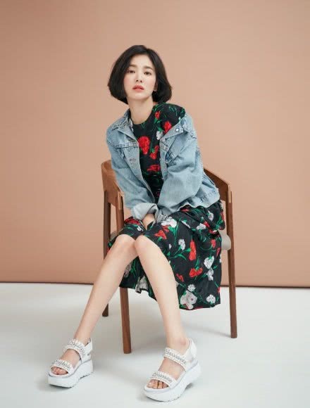 宋慧乔剪掉十年长发,波波头搭配休闲装 牛仔短裤,时髦又减龄