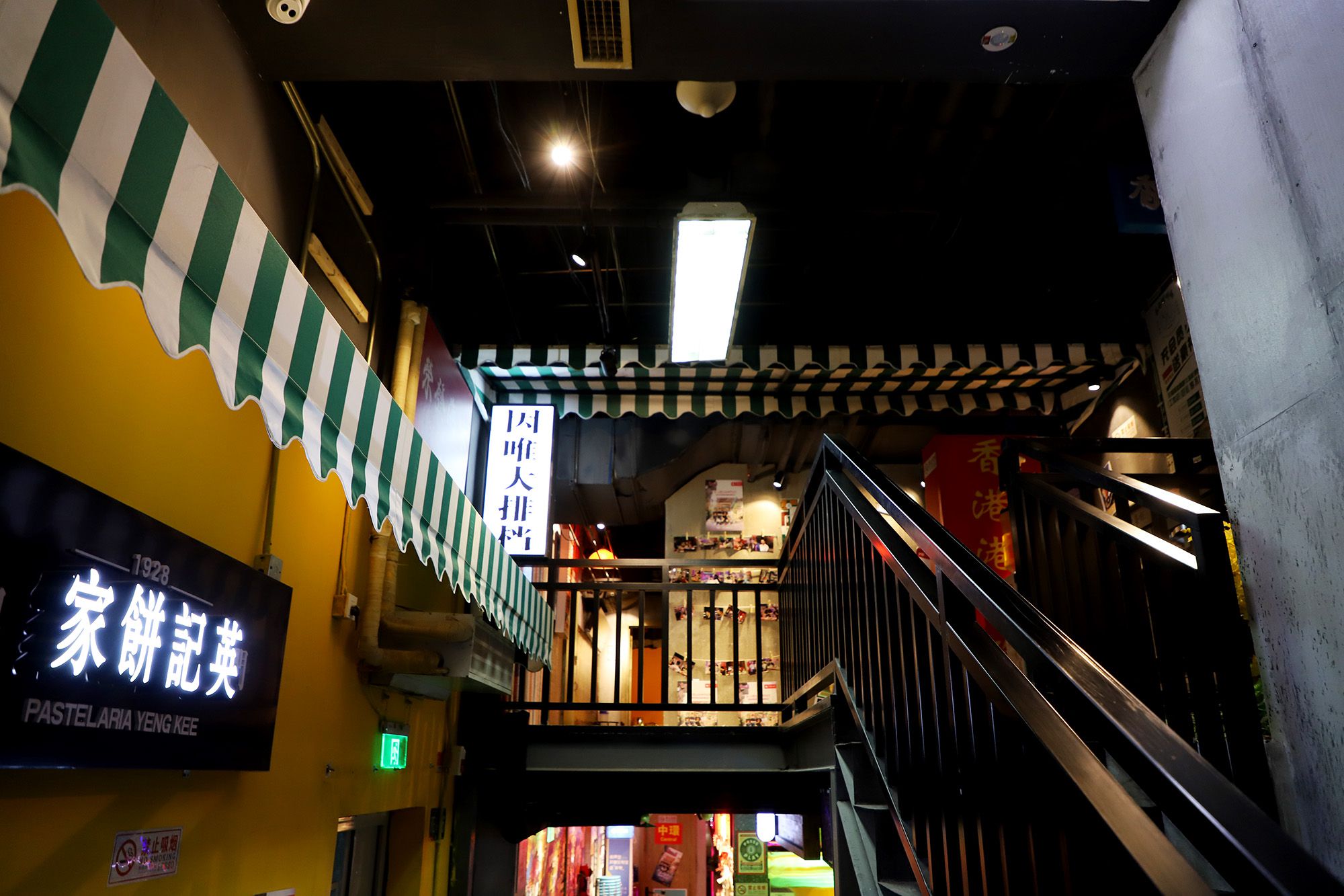 巧遇明星小庆幸,复古港风举杯欢