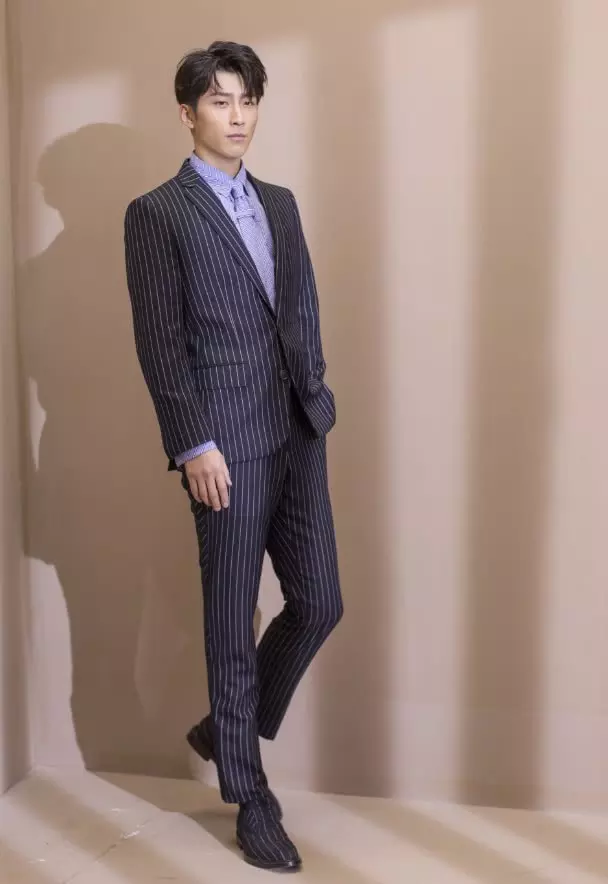 窦骁穿条纹西装还不够,连脚上的鞋子也要穿上?真西装狂魔__凤凰网