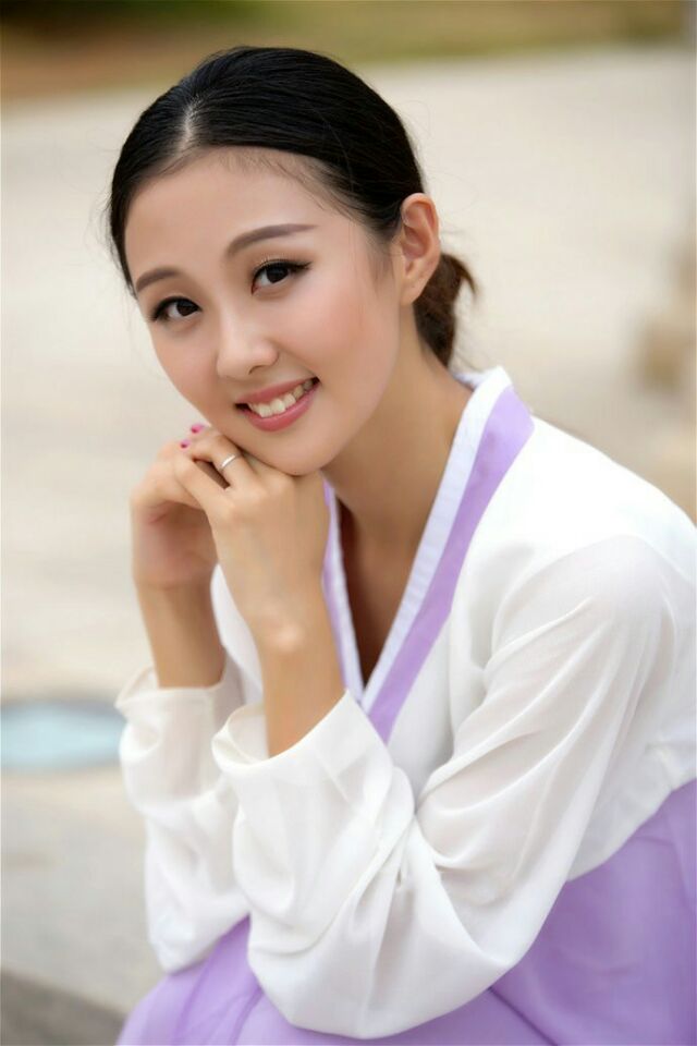 凤栖阁:亚洲佳丽-穿传统朝鲜服饰的漂亮姑娘!