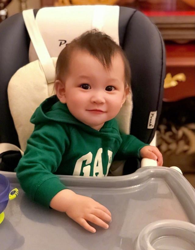 曹云金晒女儿萌照 sugar古灵精怪被调侃在动坏心眼