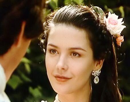 她是普通的农家女,机缘巧合嫁给千古明君,丈夫死后做了女皇帝