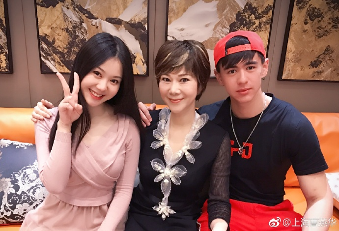 前国乒一姐与闺蜜开心聚会,混血侄子帅气抢镜,四字称呼现任好甜