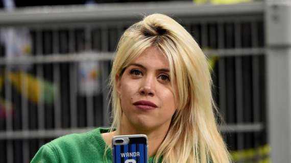 旺达身穿黑白线条t恤并称赞c罗,球迷:她不是在给国米助威__凤凰网