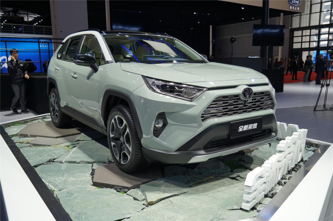 外观凶狠悬浮式中控屏混动油耗42l丰田荣放四季度王者归来