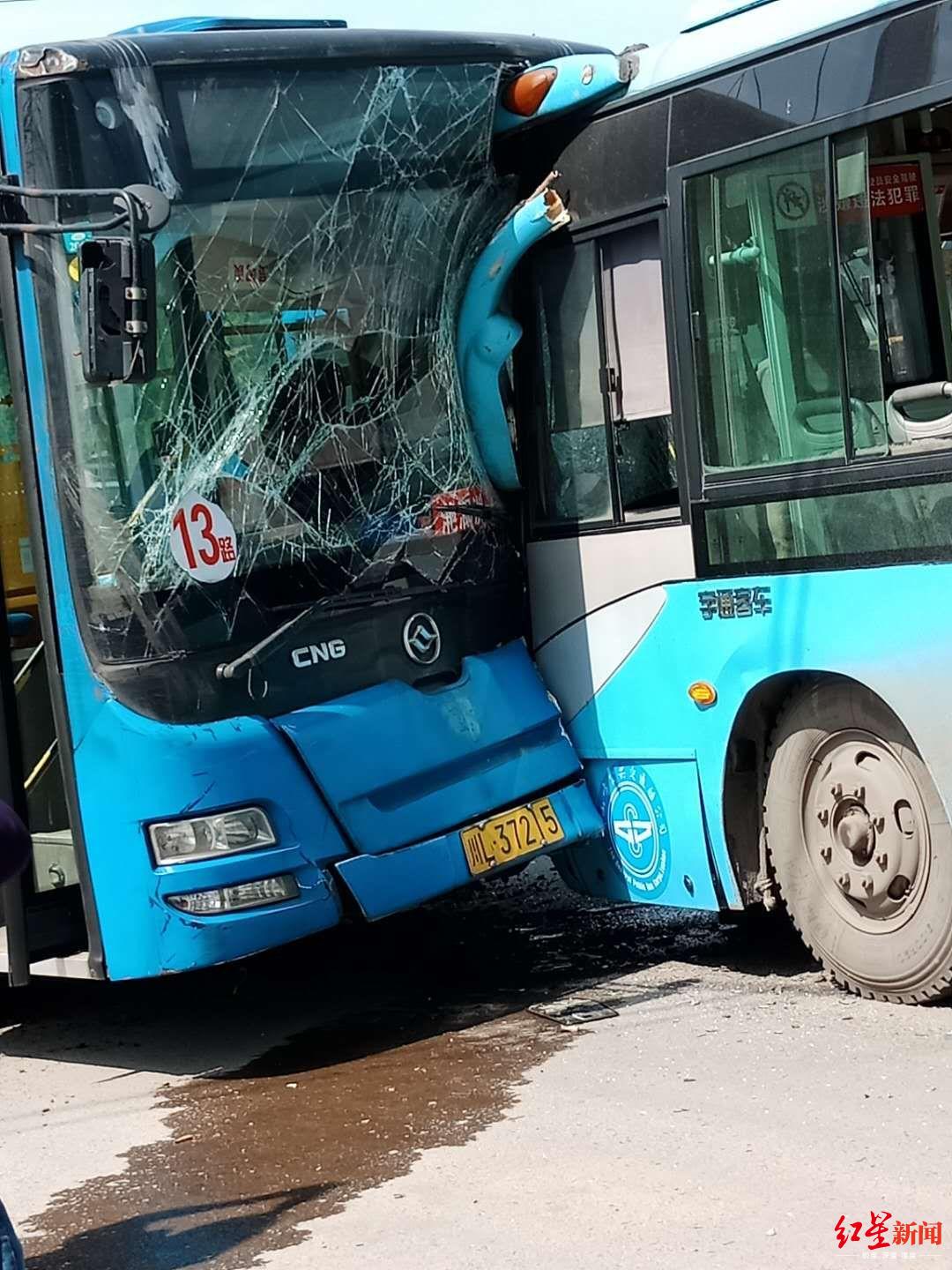 四川乐山两辆公交车正面相撞一名司机不幸身亡