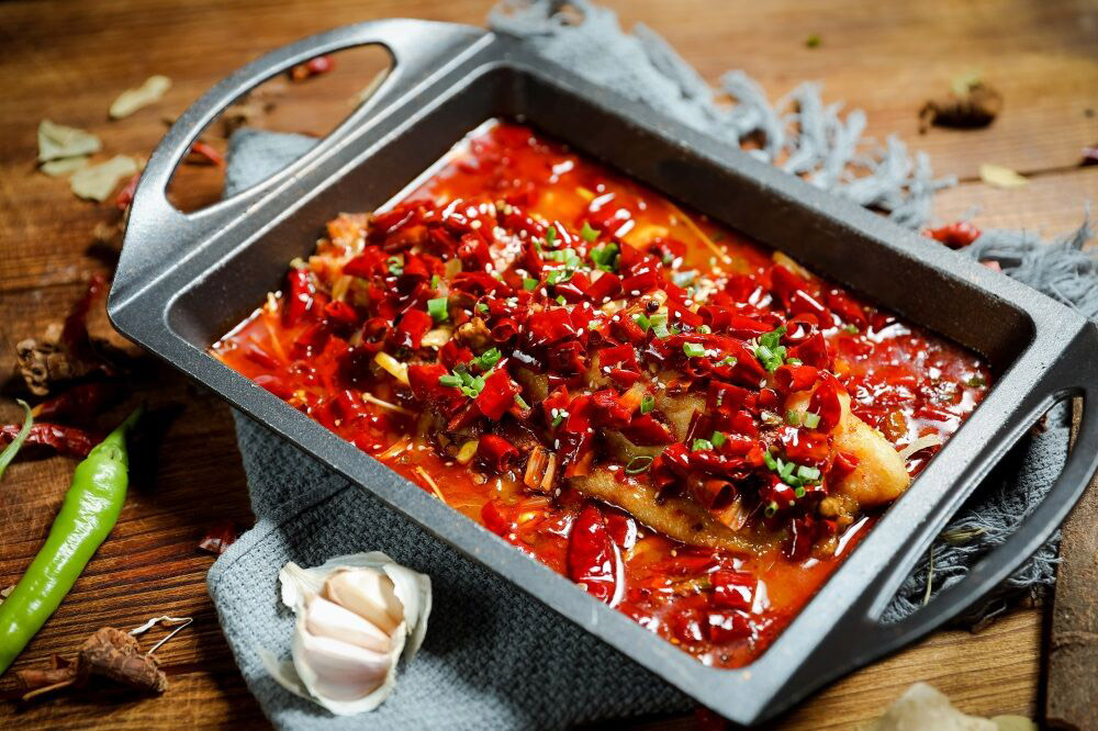 这家小份烤鱼馆土到掉渣,味道却鲜到不想回家