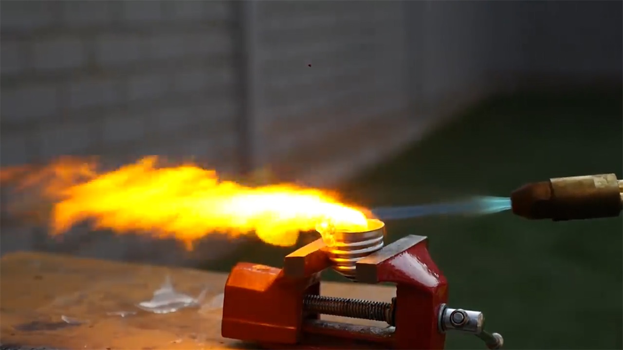 老外拿气焊做锡纸烤鱼会不会有点咸呢咱也不敢问啊