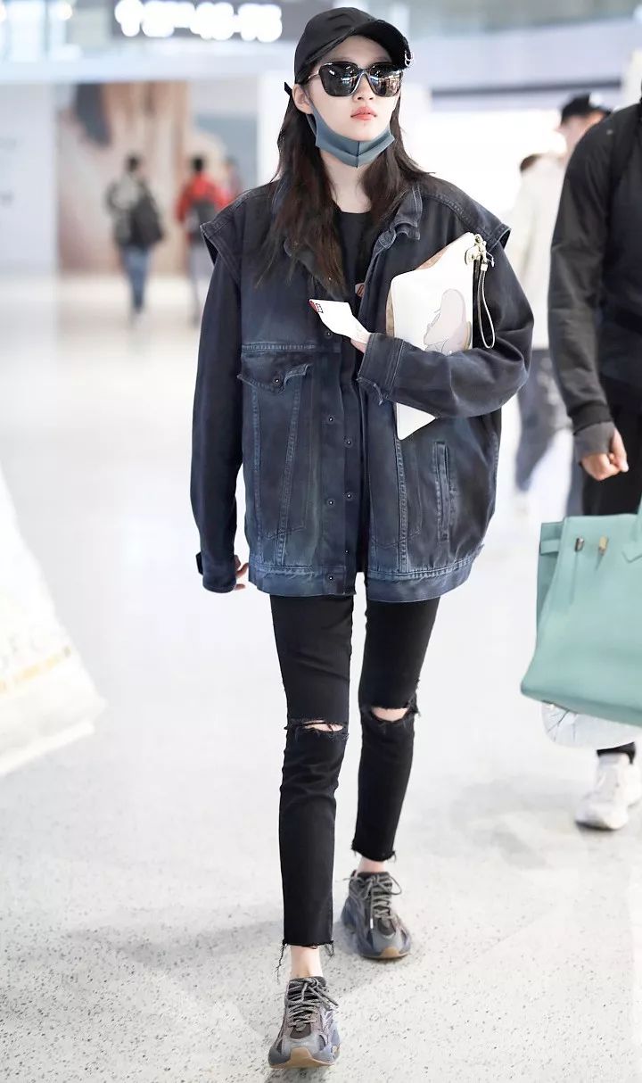 上海机场街拍拼接牛仔外套:巴黎世家 (balenciaga)牛仔裤:frame运动鞋