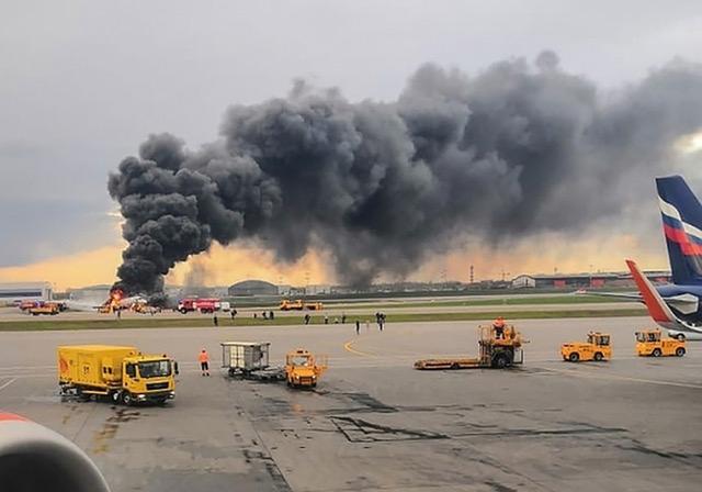 飞机被黑烟包围,后半段烧没了!俄罗斯客机空中着火紧急迫降