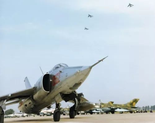 如何评价中国空军的老将:强-5攻击机?答案:空地一体,攻防兼备!_凤凰网